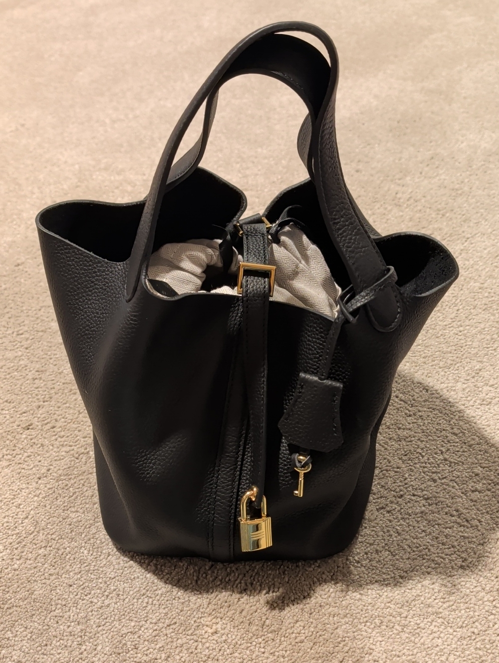 Real Genuine Leather Structured Bucket Bag Padlock Key Charm Black - Picture 3 of 8